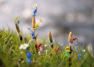 Pikmin climbing up some horsetails.