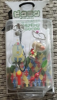 SS dolphin keychain, olimar and leaf red Pikmin.jpg