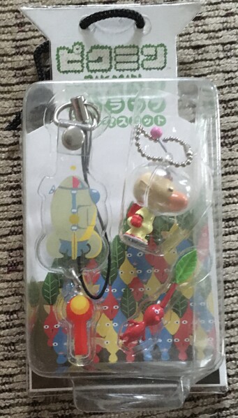 File:SS dolphin keychain, olimar and leaf red Pikmin.jpg